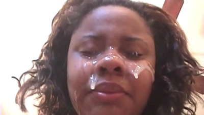 Черно бразилско момиче получава сперма върху лицето си след анален секс с голям петел